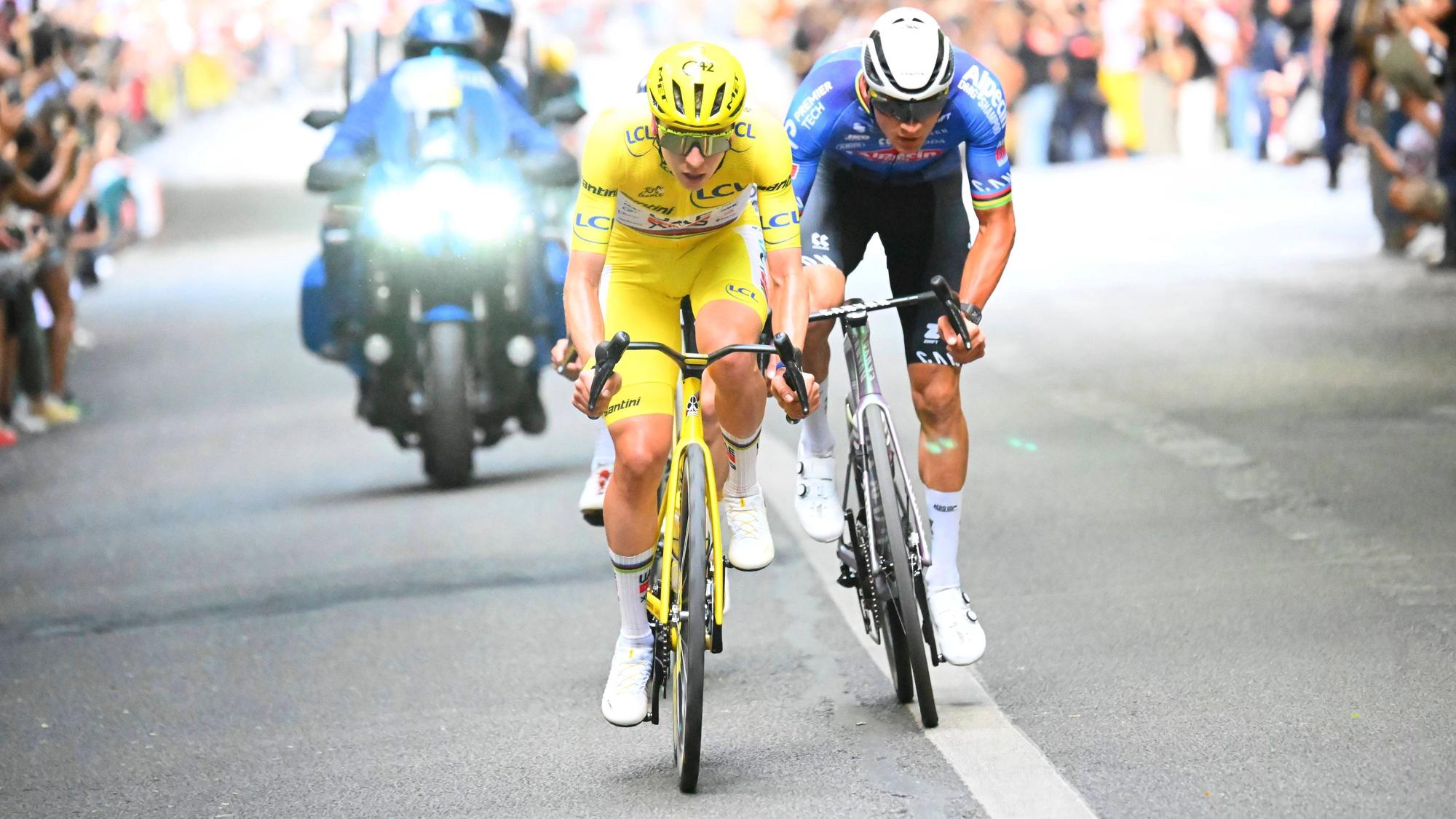 Tadej Pogacar und Mathieu van der Poel als Ausreißer beim Finale der Tour de France.