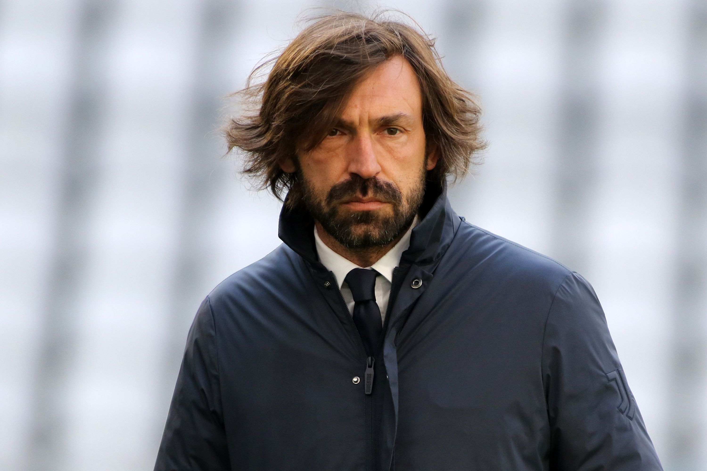 Andrea Pirlo steht an der Seitenlinie im Stadion.