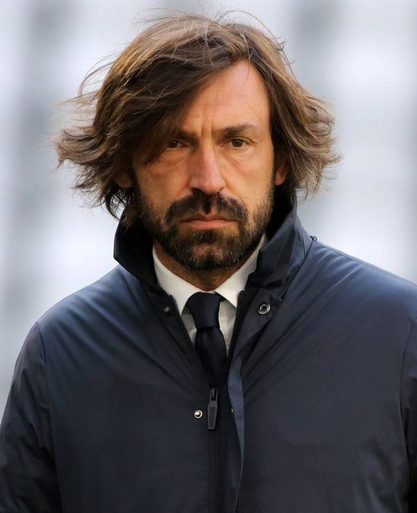 Andrea Pirlo steht an der Seitenlinie im Stadion.