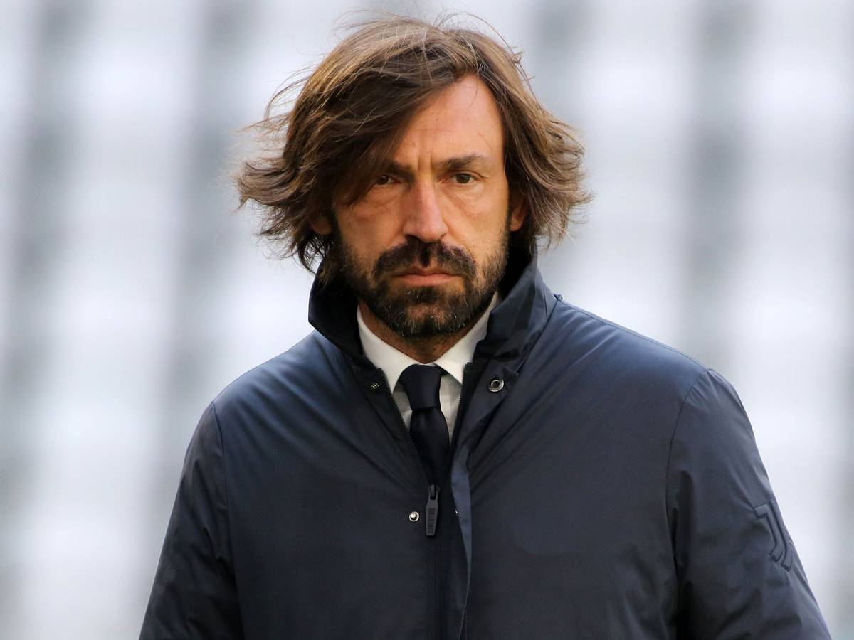 Andrea Pirlo steht an der Seitenlinie im Stadion.