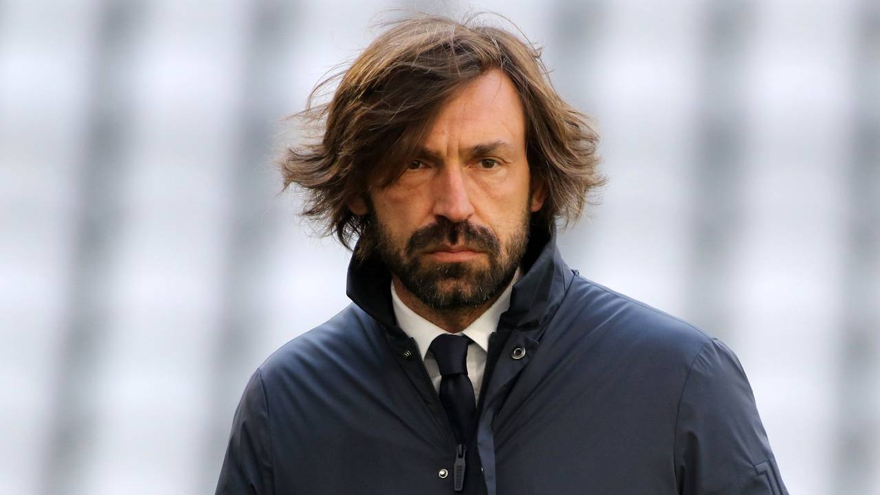 Andrea Pirlo steht an der Seitenlinie im Stadion.