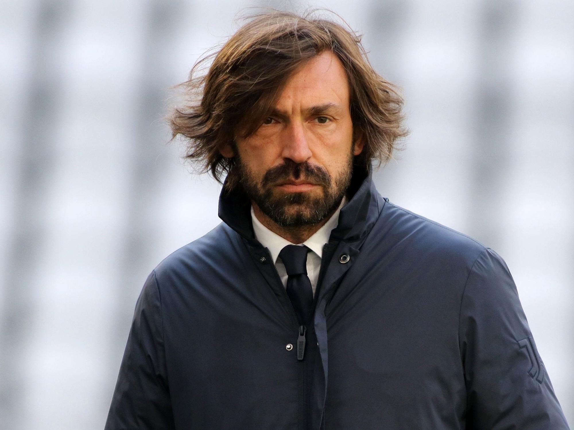 Andrea Pirlo steht an der Seitenlinie im Stadion.