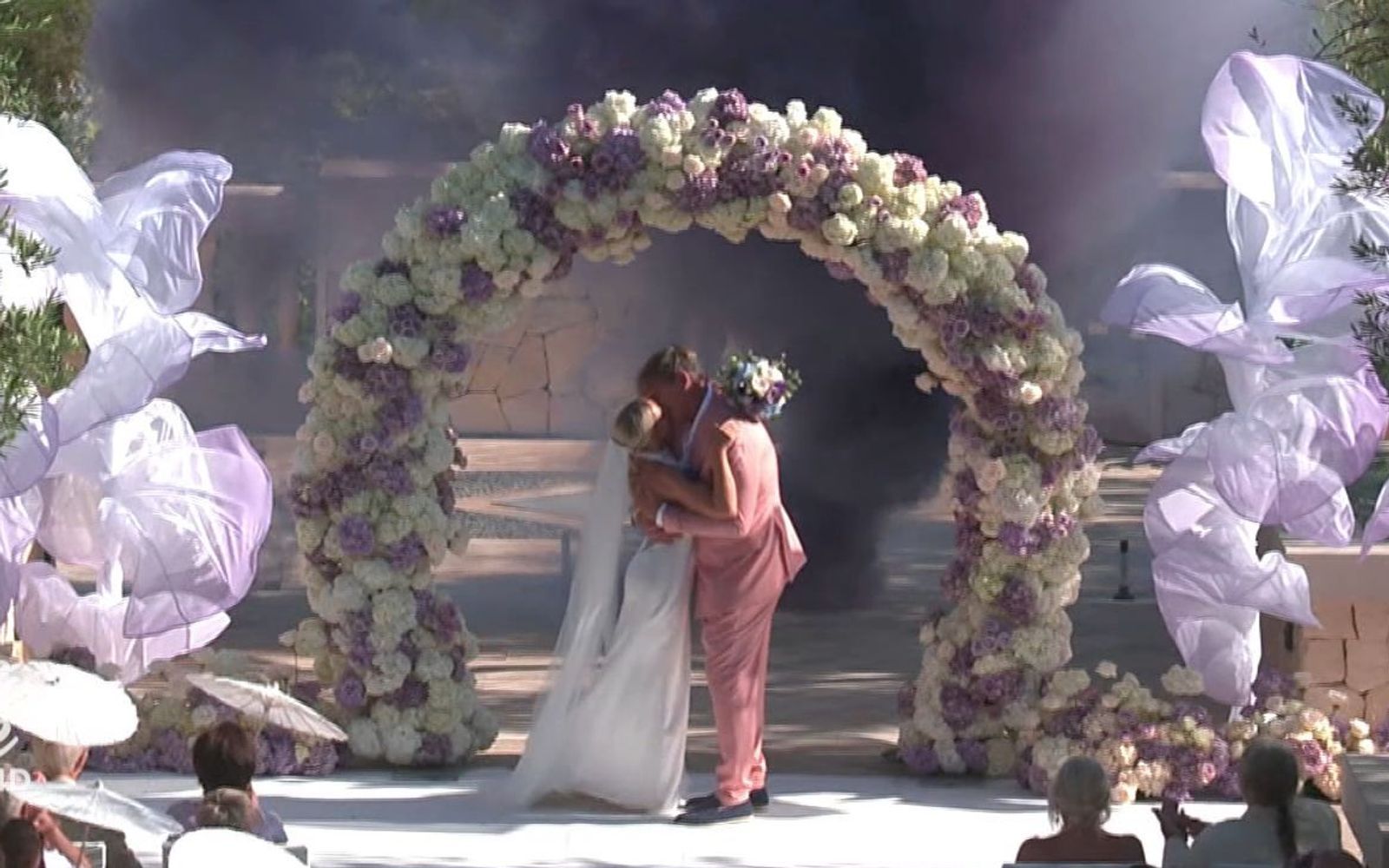 Ein Hochzeitskuss besiegelt Peggys und Steffs Liebe. Fehlt nur noch das Ja auf dem Standesamt.  (Bild: VOX)
