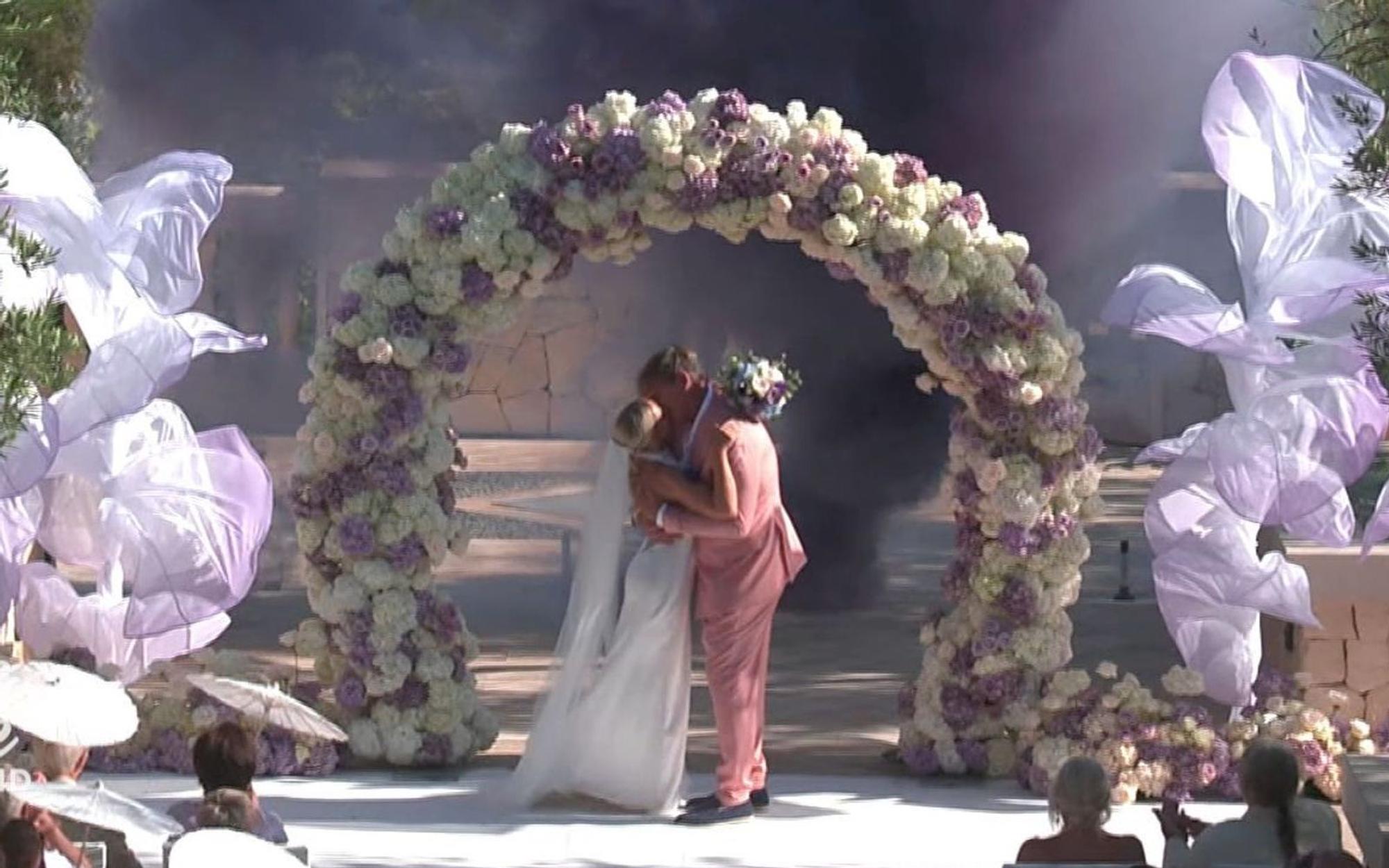 Ein Hochzeitskuss besiegelt Peggys und Steffs Liebe. Fehlt nur noch das Ja auf dem Standesamt. (Bild: VOX)