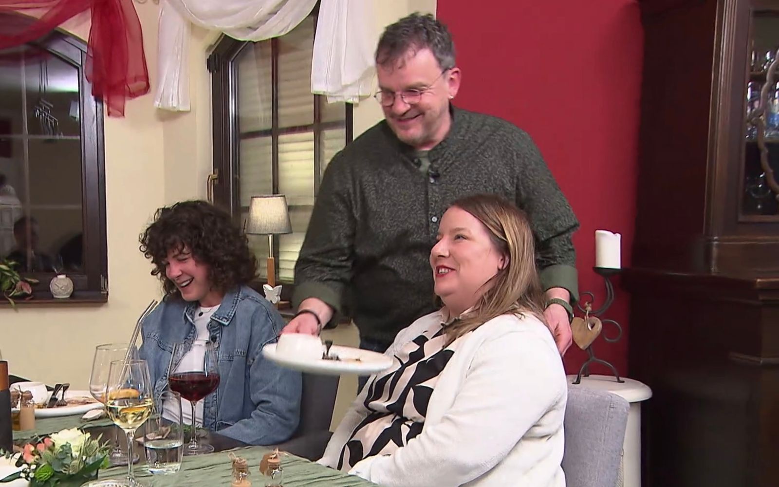 Julia (links) und Michelle freuen sich über Jockels Delikatessen. (Bild: RTL)