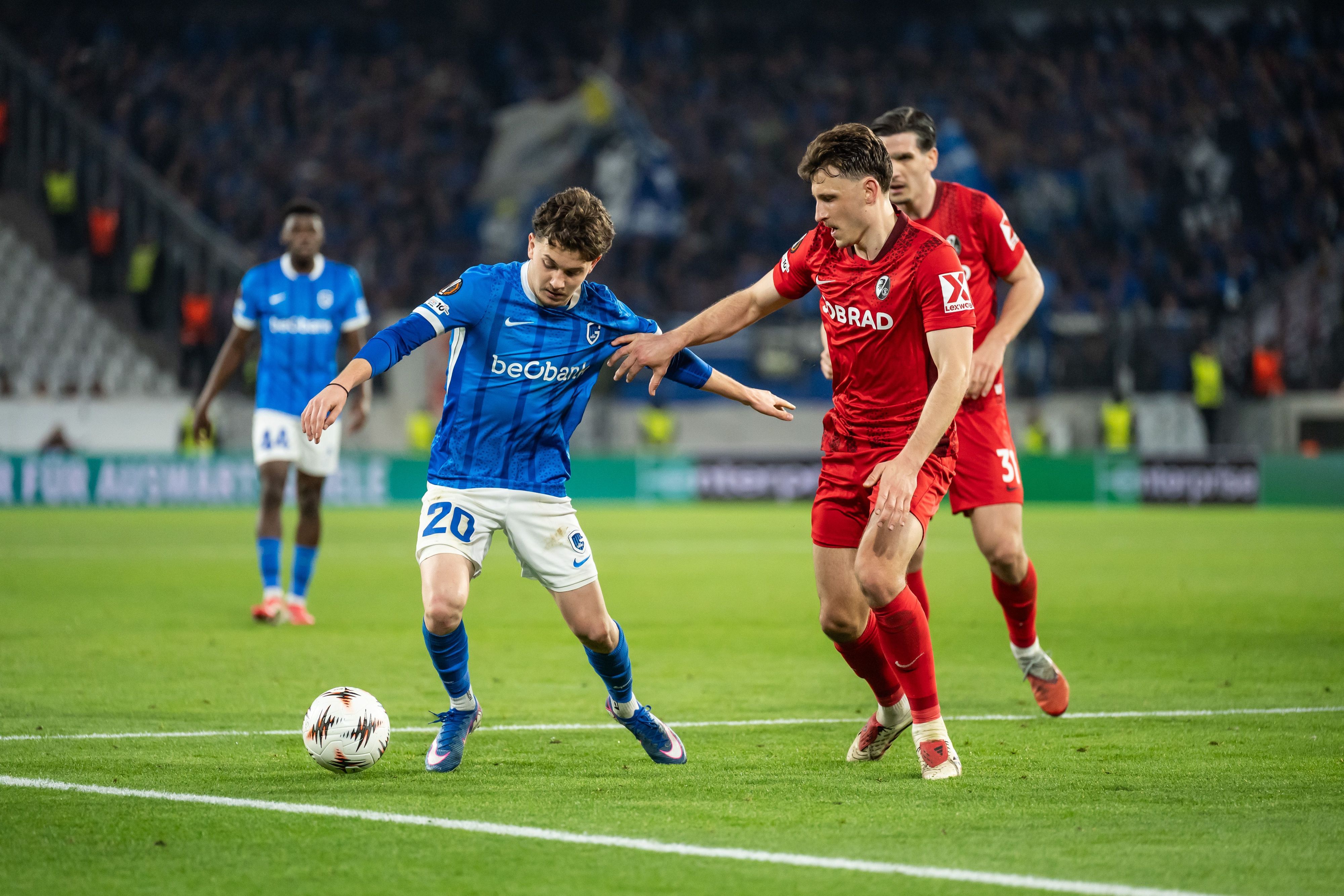 Konstantinos Karetsas (l.) mit Ball in Aktion.