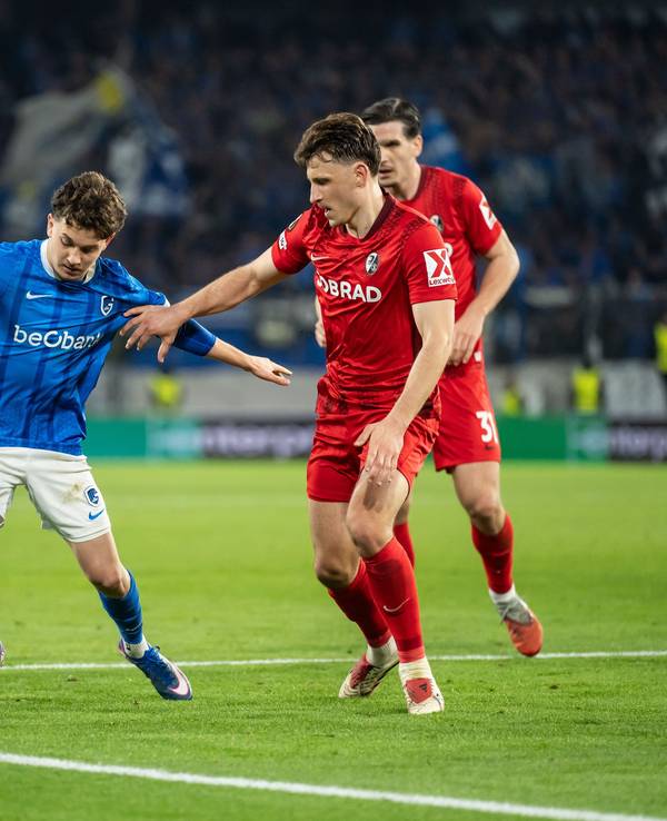 Konstantinos Karetsas (l.) mit Ball in Aktion.