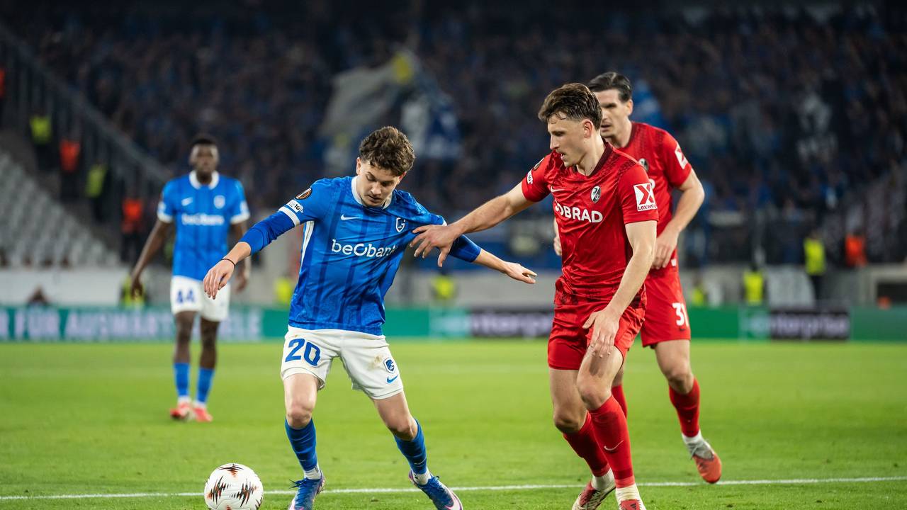 Konstantinos Karetsas (l.) mit Ball in Aktion.