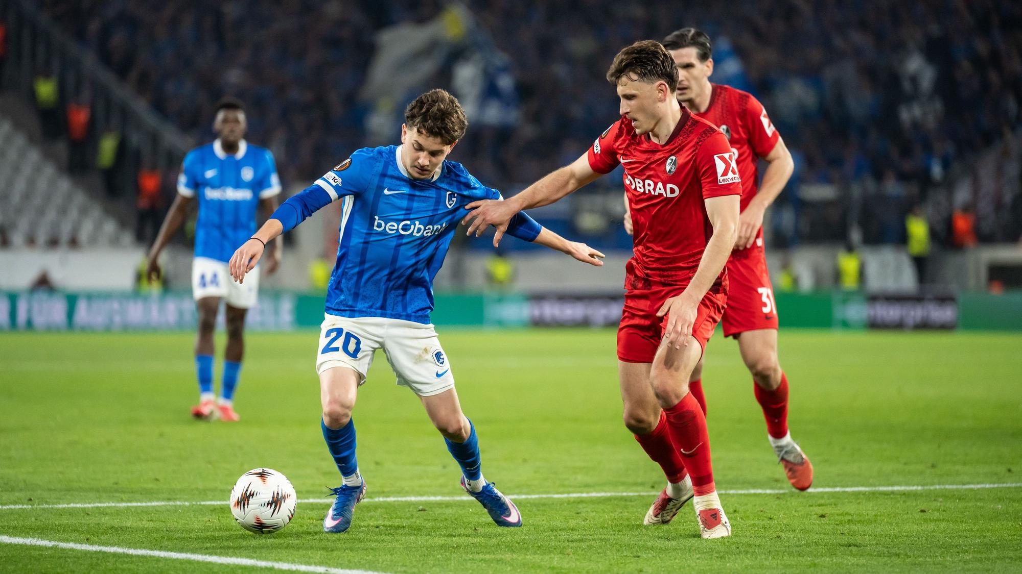 Konstantinos Karetsas (l.) mit Ball in Aktion.