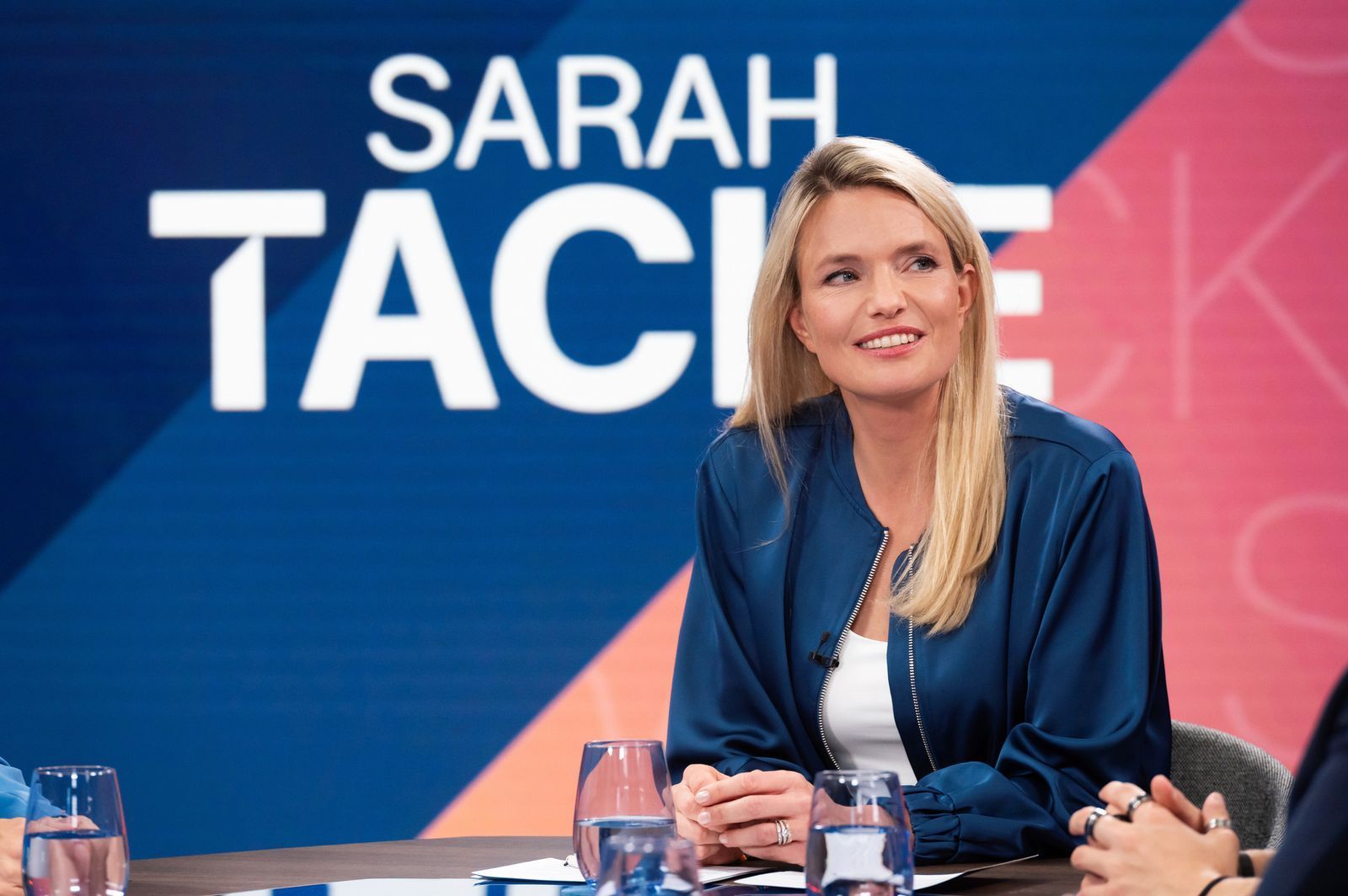 Fünf Sendungen „Sarah Tacke“ laufen zunächst als Testballon von 30. Juli bis 27. August, immer donnerstags um 22.15 Uhr. Das Format soll eine lösungsorientierte Arbeitsatmosphäre etablieren, diskutiert wird ohne Publikum an einem Tisch - mit Überraschungsgast. (Bild: ZDF / Jule Roehr)