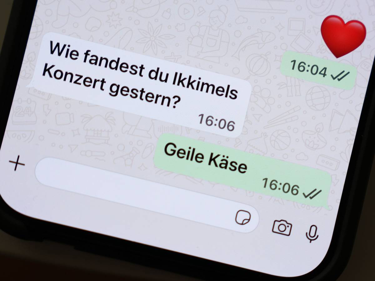 Die Wörter „Geile Käse“ sind auf dem Display eines Smartphones in einem Chatverlauf zu lesen.