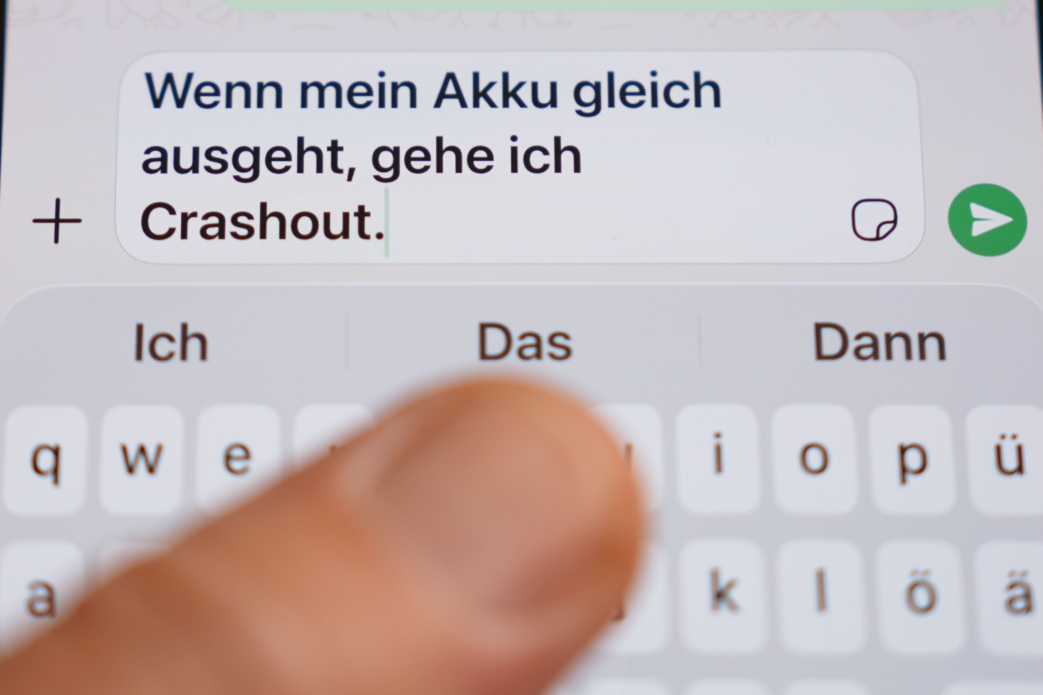 Das Wort „Crashout“ ist auf dem Display eines Smartphones zu lesen.