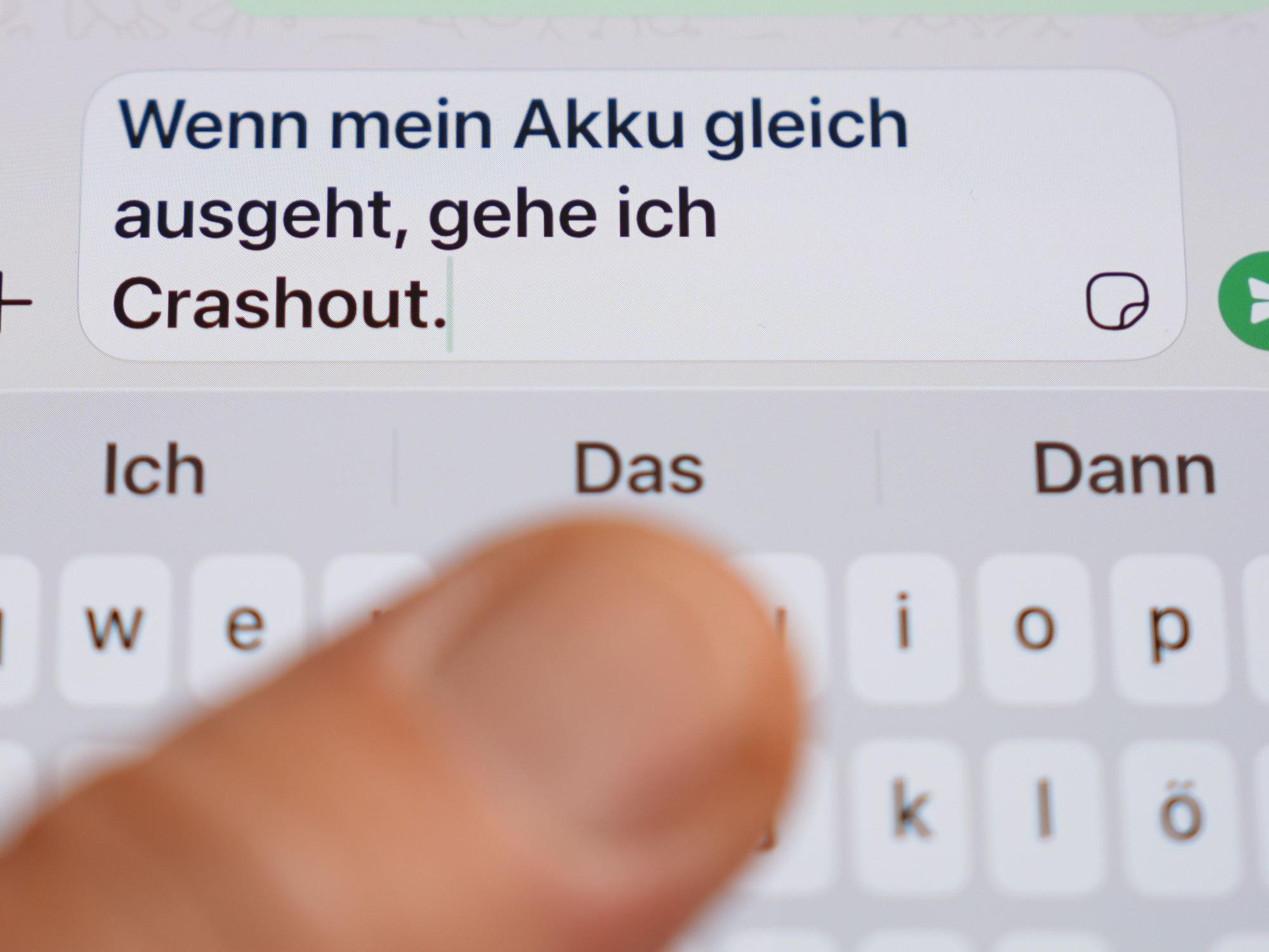 Das Wort „Crashout“ ist auf dem Display eines Smartphones zu lesen.