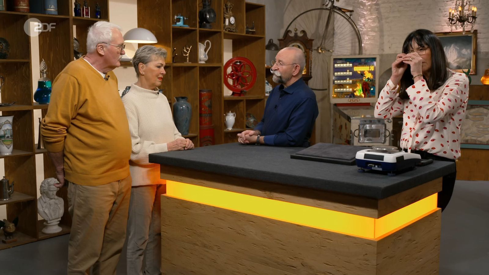 Horst Lichter erkundigte sich neugierig nach dem Material des aufsehenerregenden Schmuckstücks. „14-karätiges Gold, ich habe es getestet“, verriet Rezepa-Zabel. Sie ergänzte:  „Silberdoubliert.“ (Bild: ZDF)
