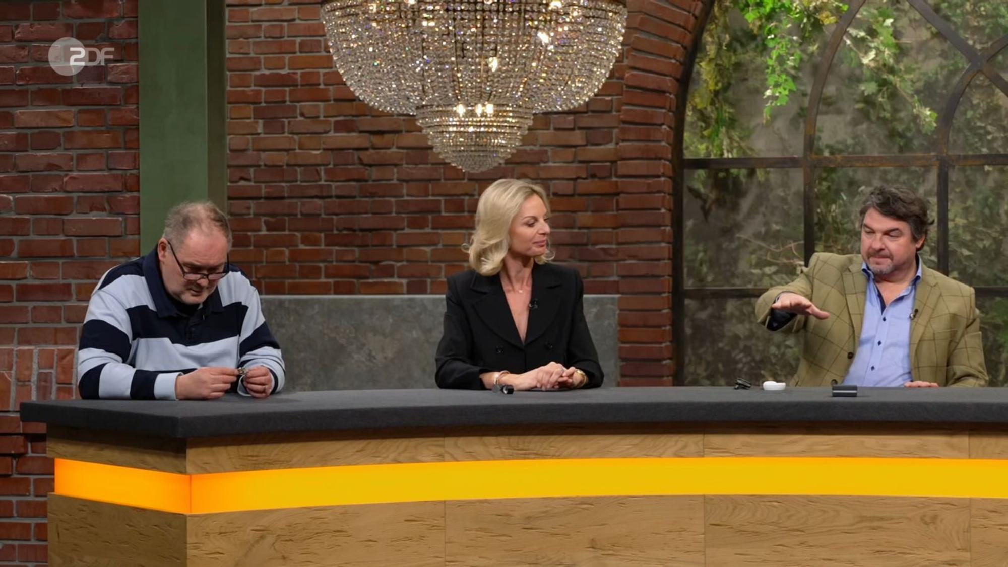 „Machen wir den Test“, sagte Daniel Meyer und täuschte scherzhaft eine zitternde Hand vor. „Ich muss anfangen zu bieten, es wird immer schlimmer“, befand er grinsend und startete mit 1.000 Euro. (Bild: ZDF)