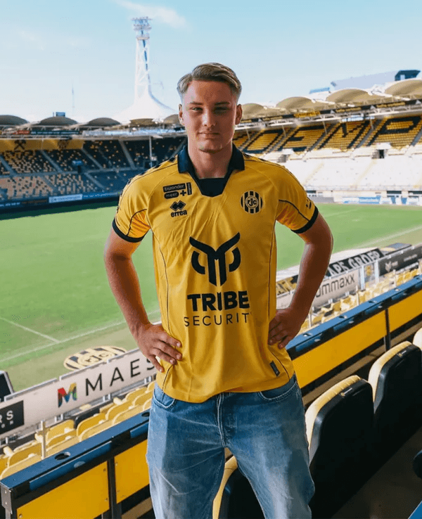FC-Stürmer Fynn Schenten wird an Roda Kerkrade ausgeliehen. Hier wird er von Roda Kerkrade im Stadion präsentiert.