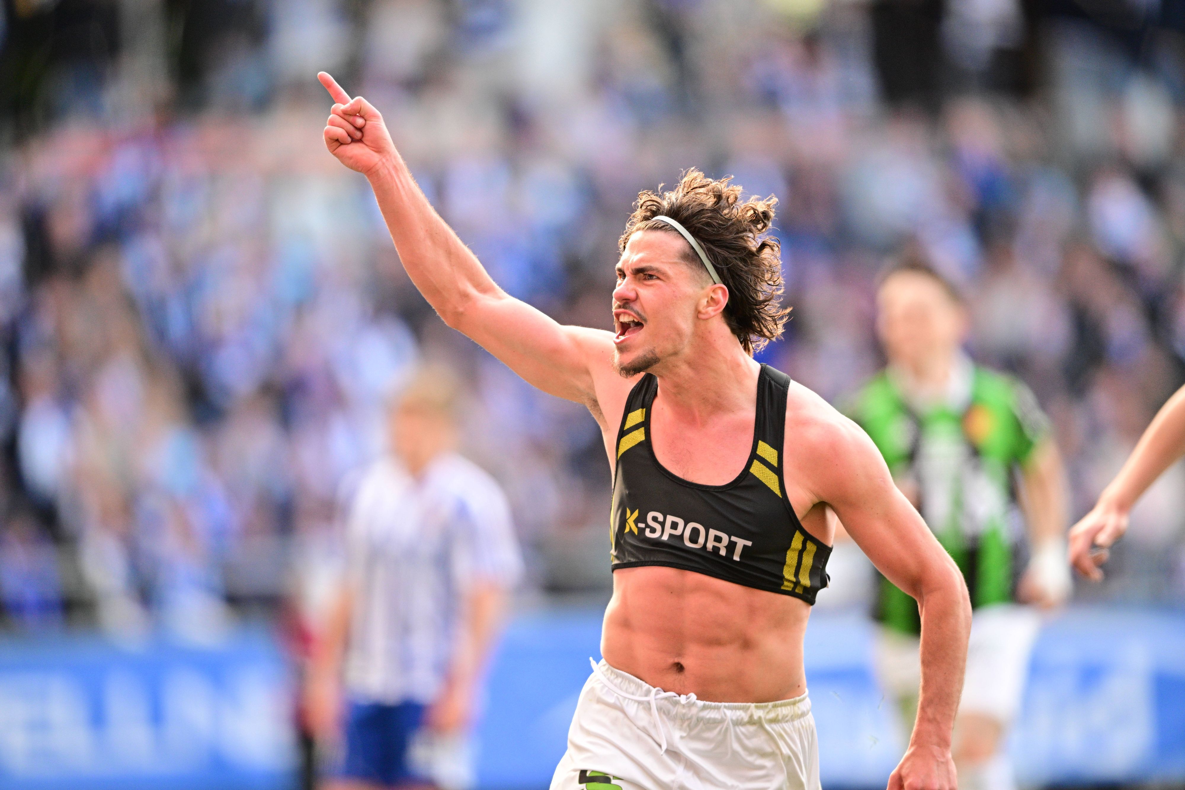 William Milovanovic jubelt und hat sein Trikot ausgezogen.