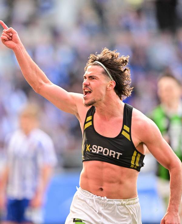 William Milovanovic jubelt und hat sein Trikot ausgezogen.