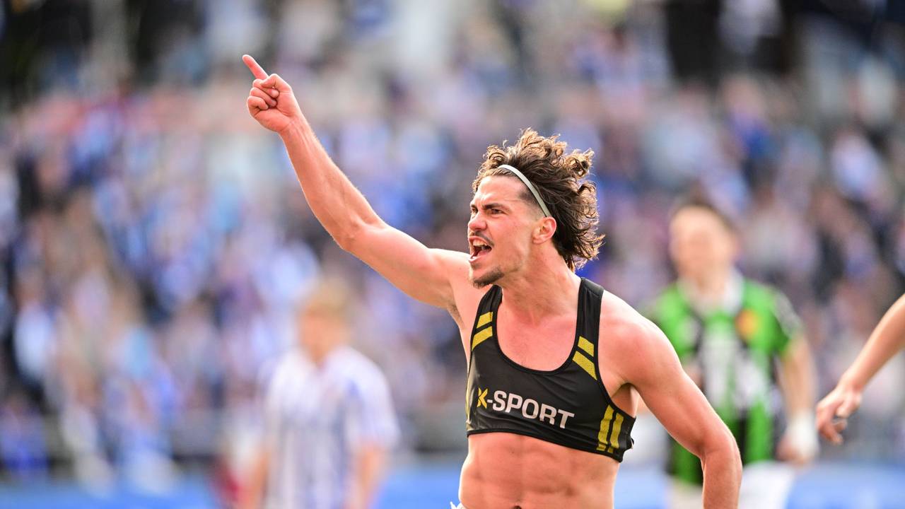 William Milovanovic jubelt und hat sein Trikot ausgezogen.