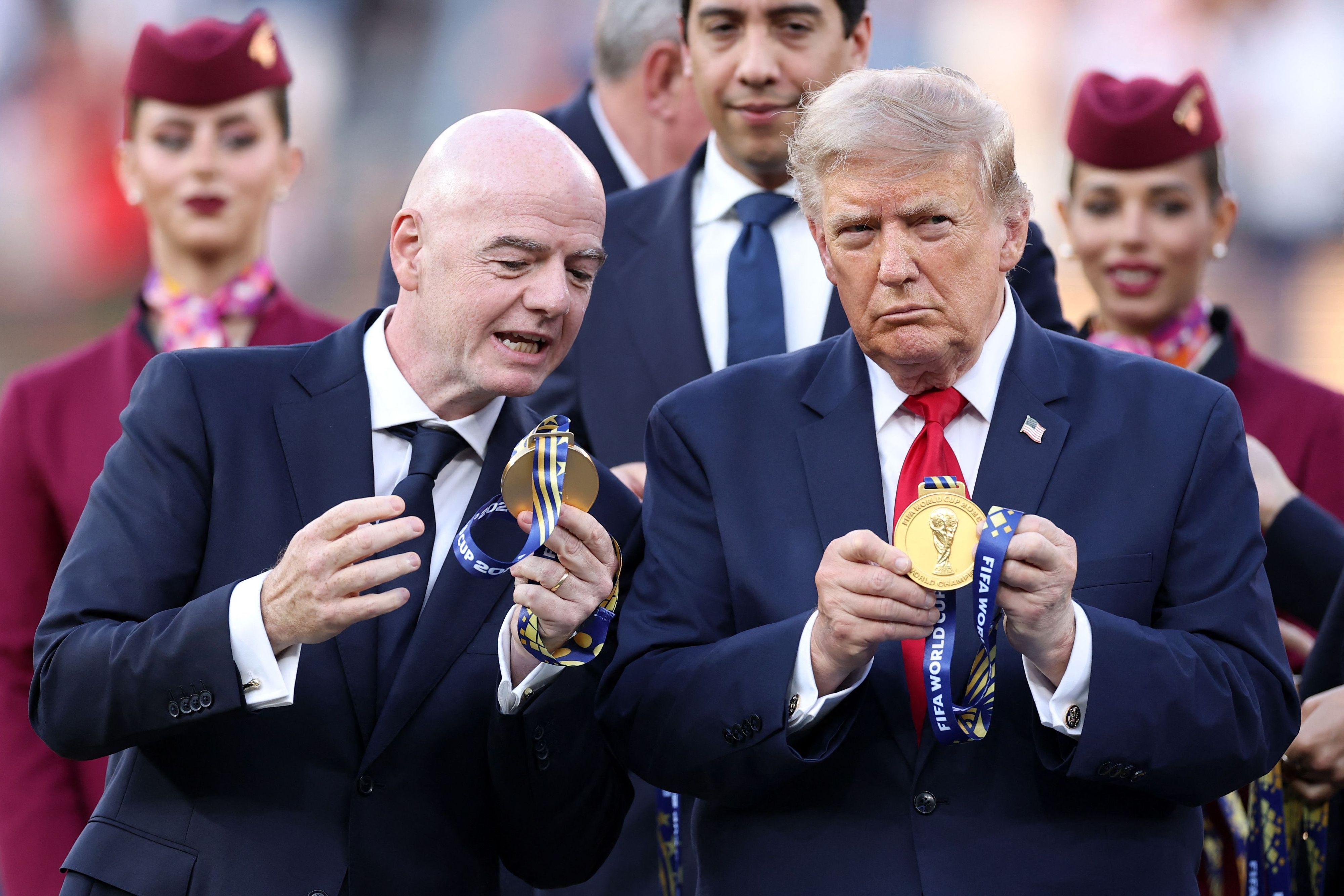 Fifa-Präsident Gianni Infantino (l.) und Donald Trump halten nach dem WM-Finale die Medaillen in der Hand.