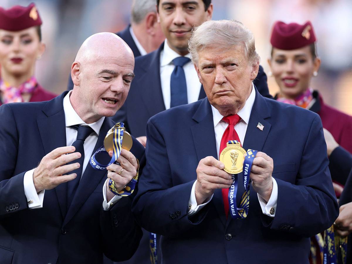 Fifa-Präsident Gianni Infantino (l.) und Donald Trump halten nach dem WM-Finale die Medaillen in der Hand.