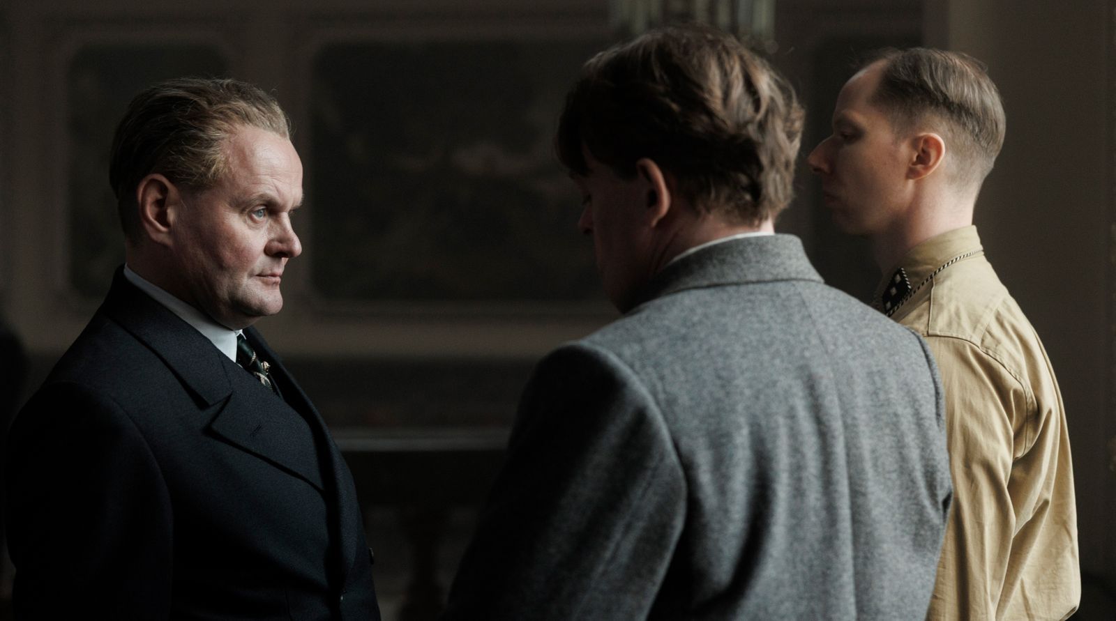 Devid Striesow (links) wird in der neuen Staffel „Babylon Berlin“ zu sehen sein. (Bild:  Frédéric Batier/X Filme Creative Pool/ARD Degeto Film/WDR/SWR/HR/Radio Bremen/Beta Film,)