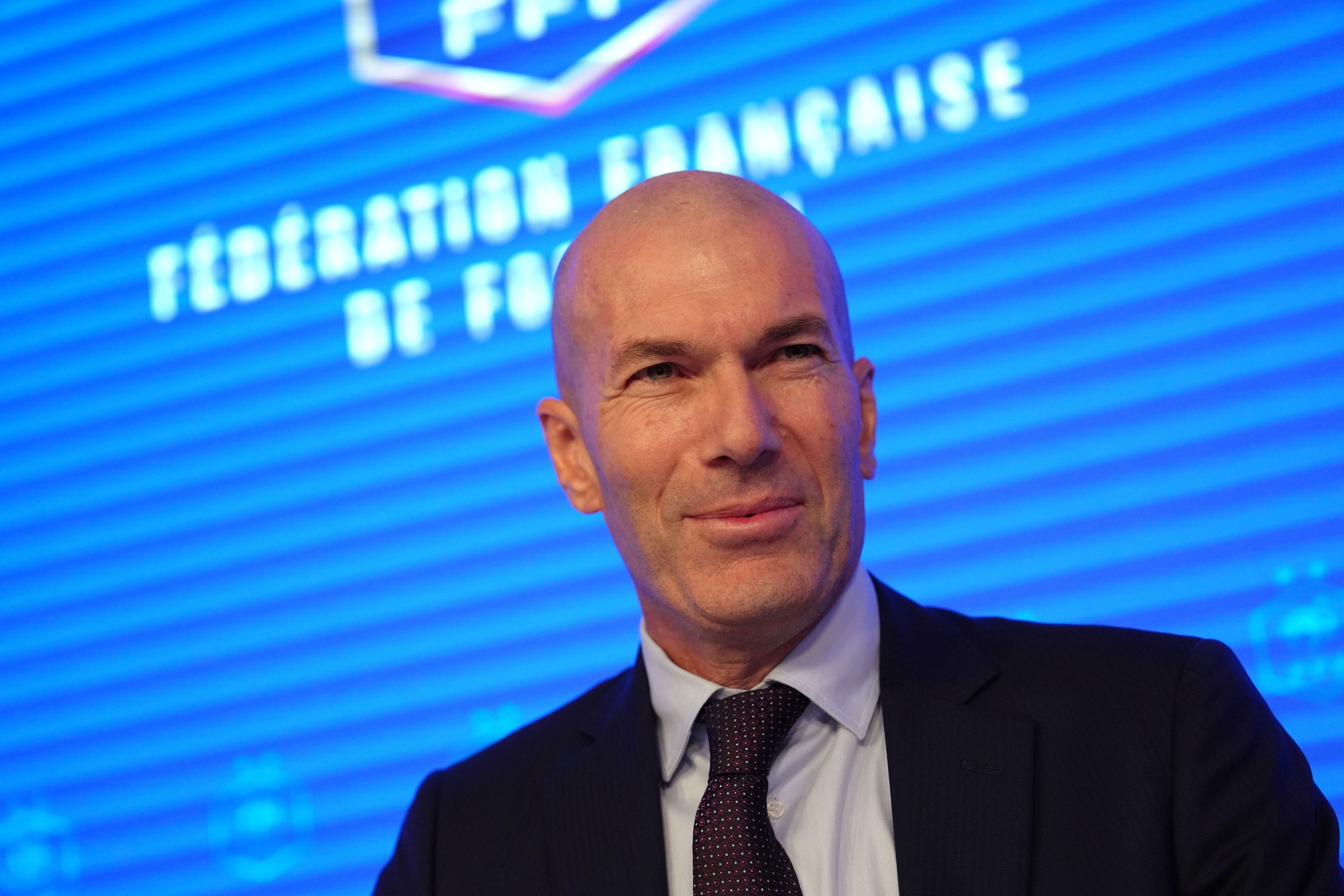 Zinedine Zidane, der neu ernannte Trainer der französischen Fußballnationalmannschaft, lächelt während einer Pressekonferenz im Hauptquartier des französischen Fußballverbands in Paris.