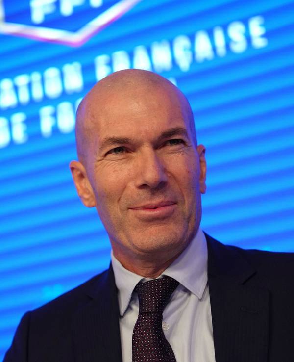 Zinedine Zidane, der neu ernannte Trainer der französischen Fußballnationalmannschaft, lächelt während einer Pressekonferenz im Hauptquartier des französischen Fußballverbands in Paris.