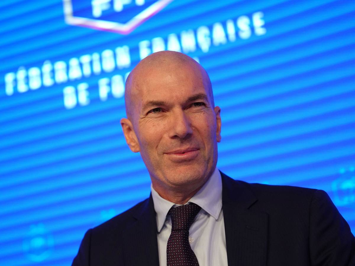 Zinedine Zidane, der neu ernannte Trainer der französischen Fußballnationalmannschaft, lächelt während einer Pressekonferenz im Hauptquartier des französischen Fußballverbands in Paris.