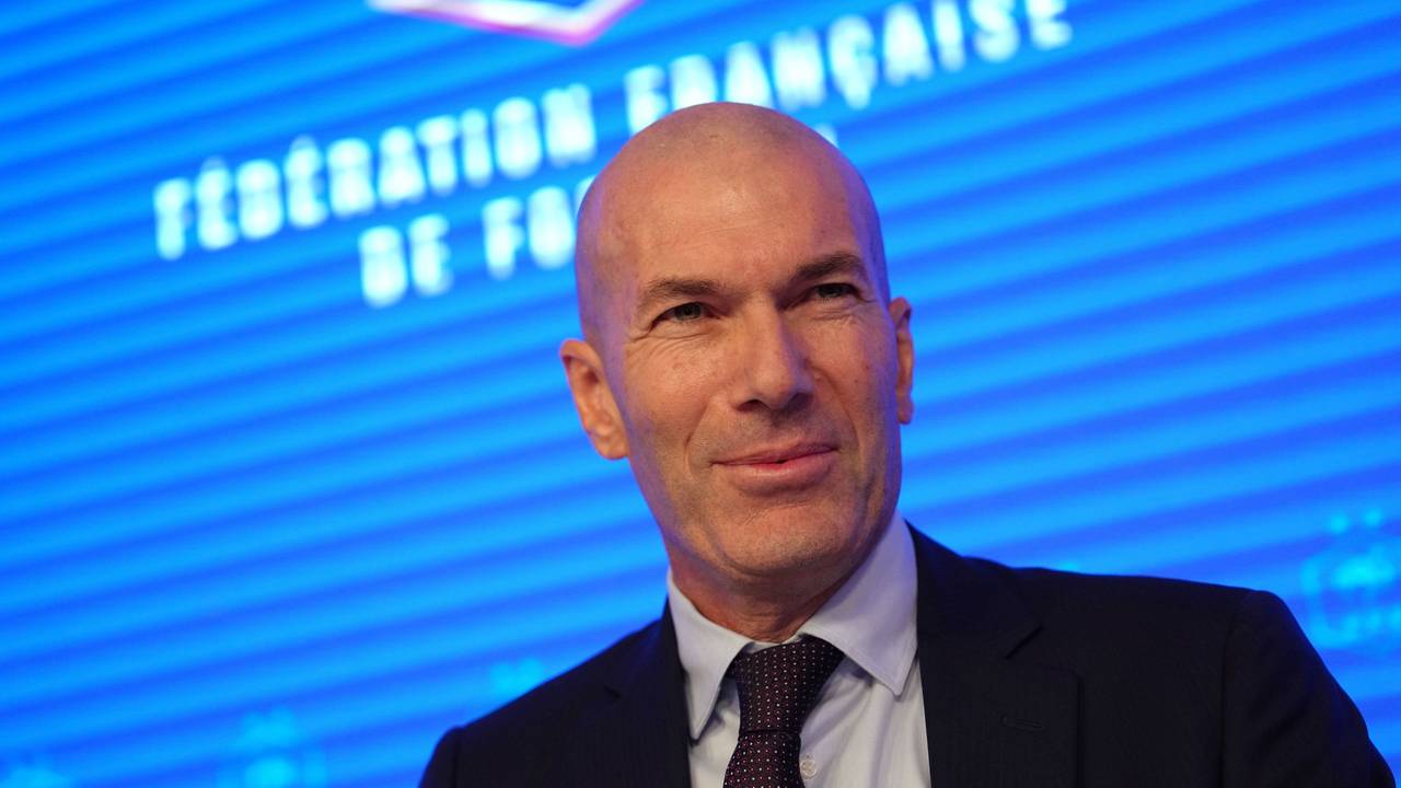 Zinedine Zidane, der neu ernannte Trainer der französischen Fußballnationalmannschaft, lächelt während einer Pressekonferenz im Hauptquartier des französischen Fußballverbands in Paris.