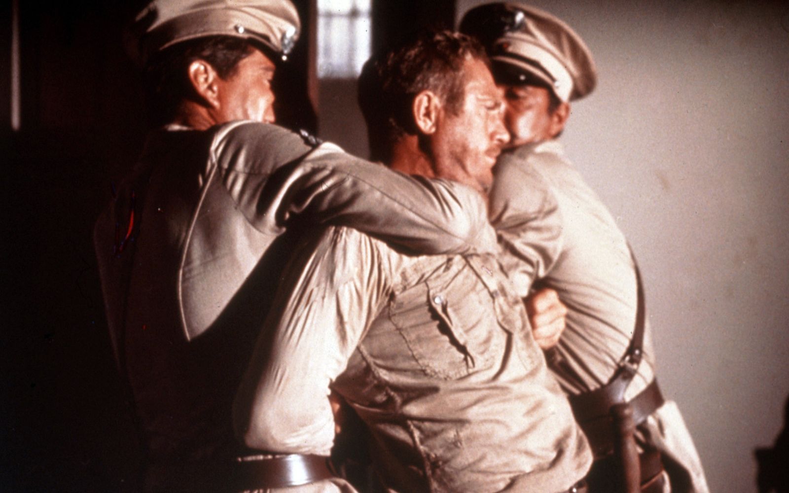 Der aufsässige Sträfling Henri Charrière alias Papillon (Steve McQueen) wird von Wärtern niedergerungen. (Bild: MRD / ARD Degeto)