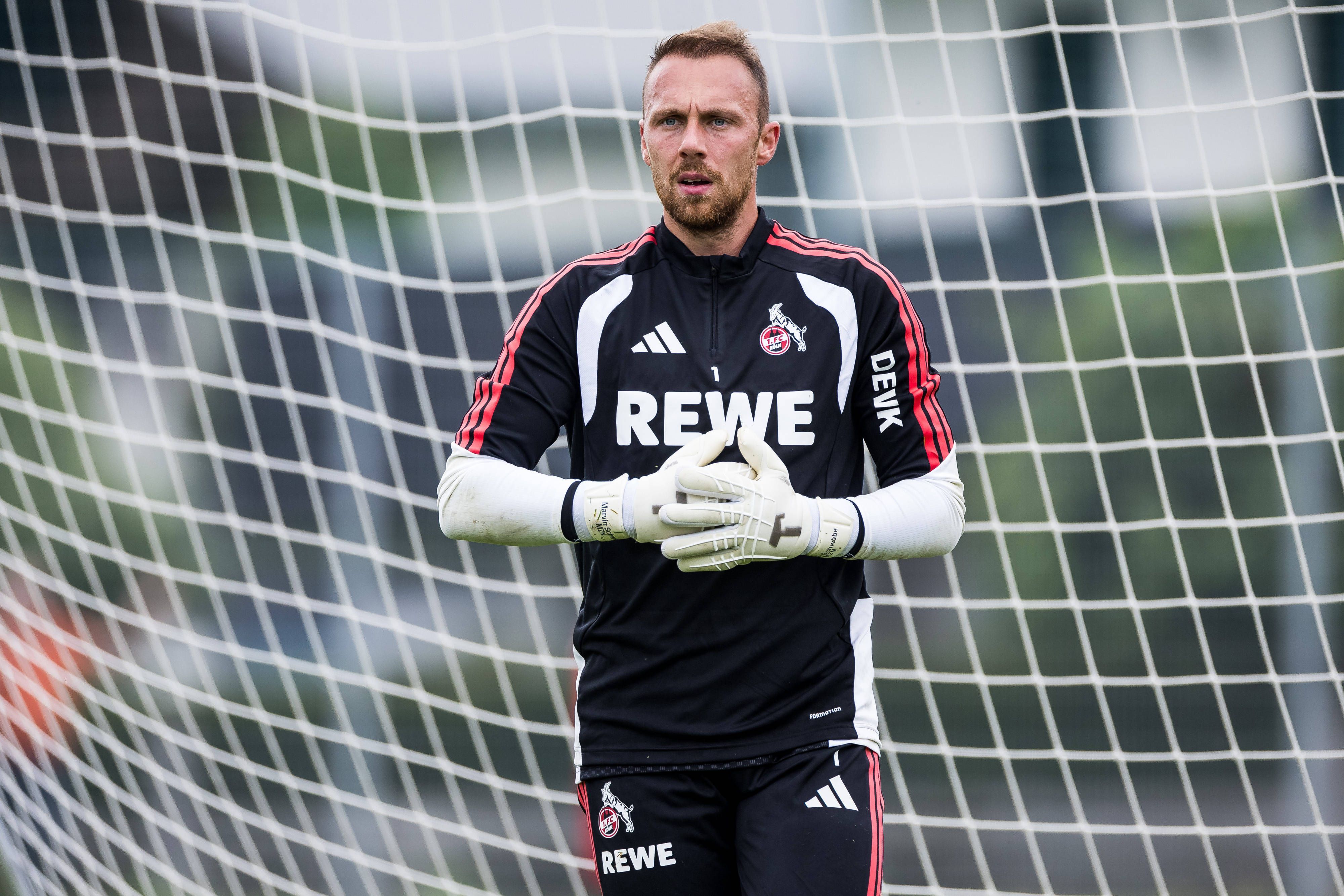 Marvin Schwäbe steht beim Training des 1. FC Köln im Tor.