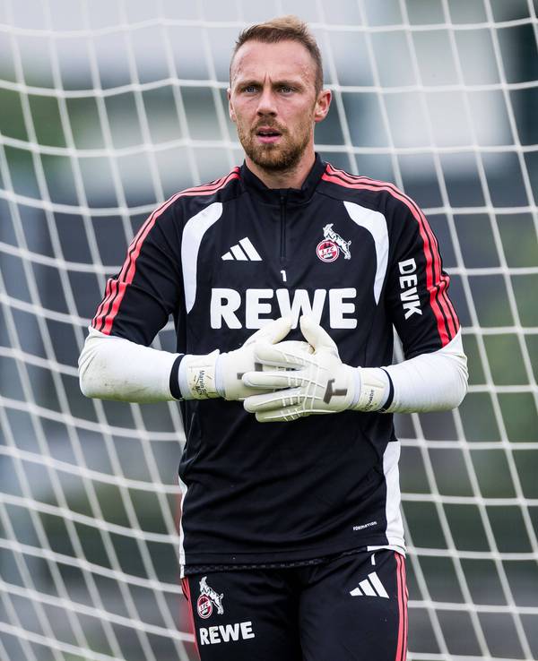 Marvin Schwäbe steht beim Training des 1. FC Köln im Tor.