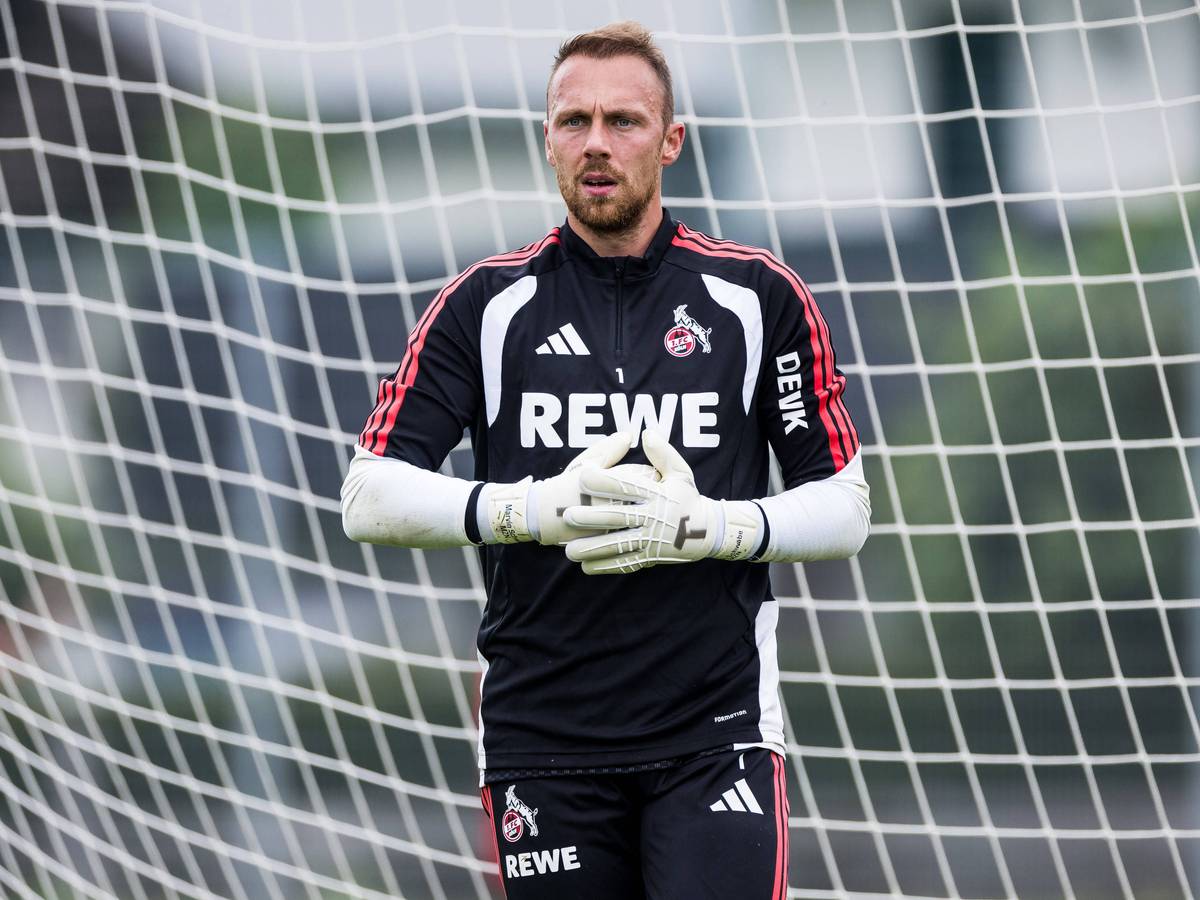 Marvin Schwäbe steht beim Training des 1. FC Köln im Tor.