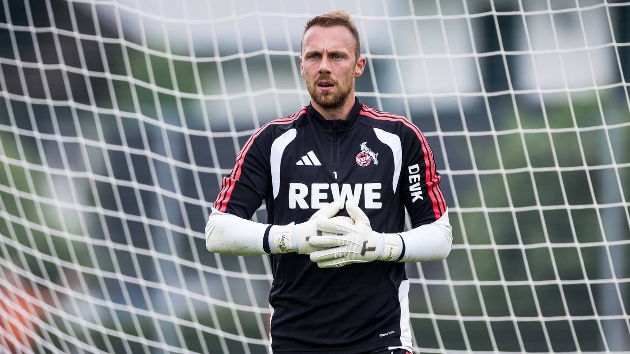 Marvin Schwäbe steht beim Training des 1. FC Köln im Tor.