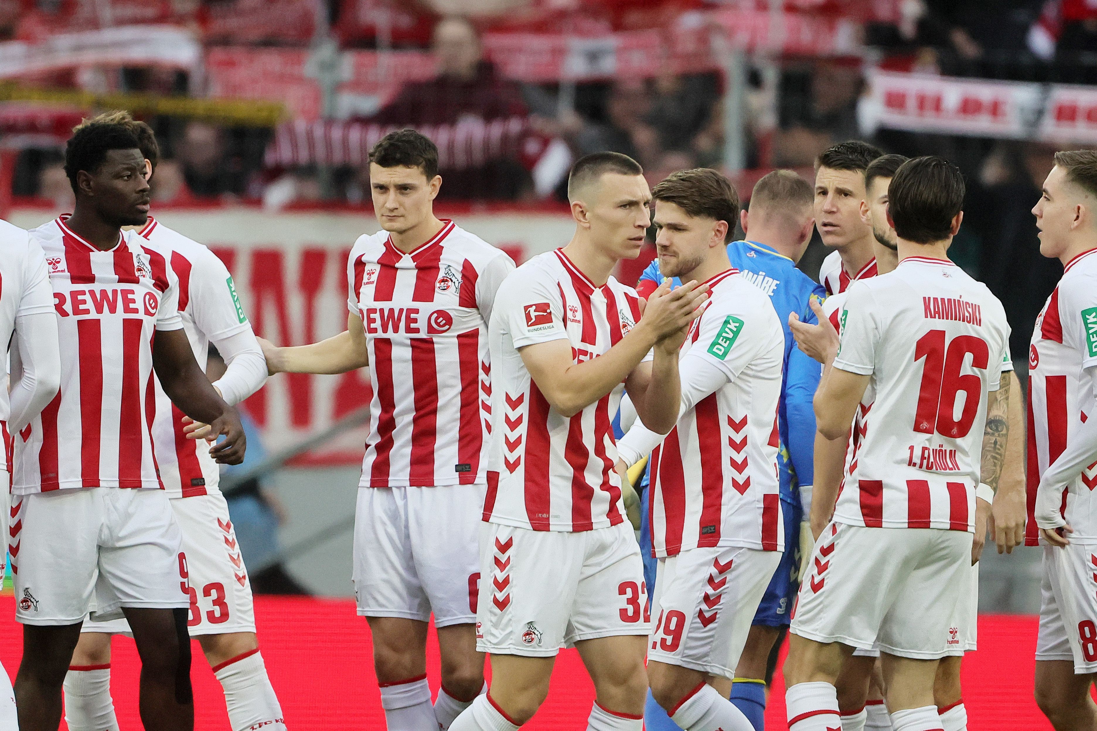 Ragnar Ache, Eric Martel, Kristoffer Lund, Jan Thielmann, Dominique Heintz, Jakub Kaminski und Isak Johannesson vor einem Spiel.