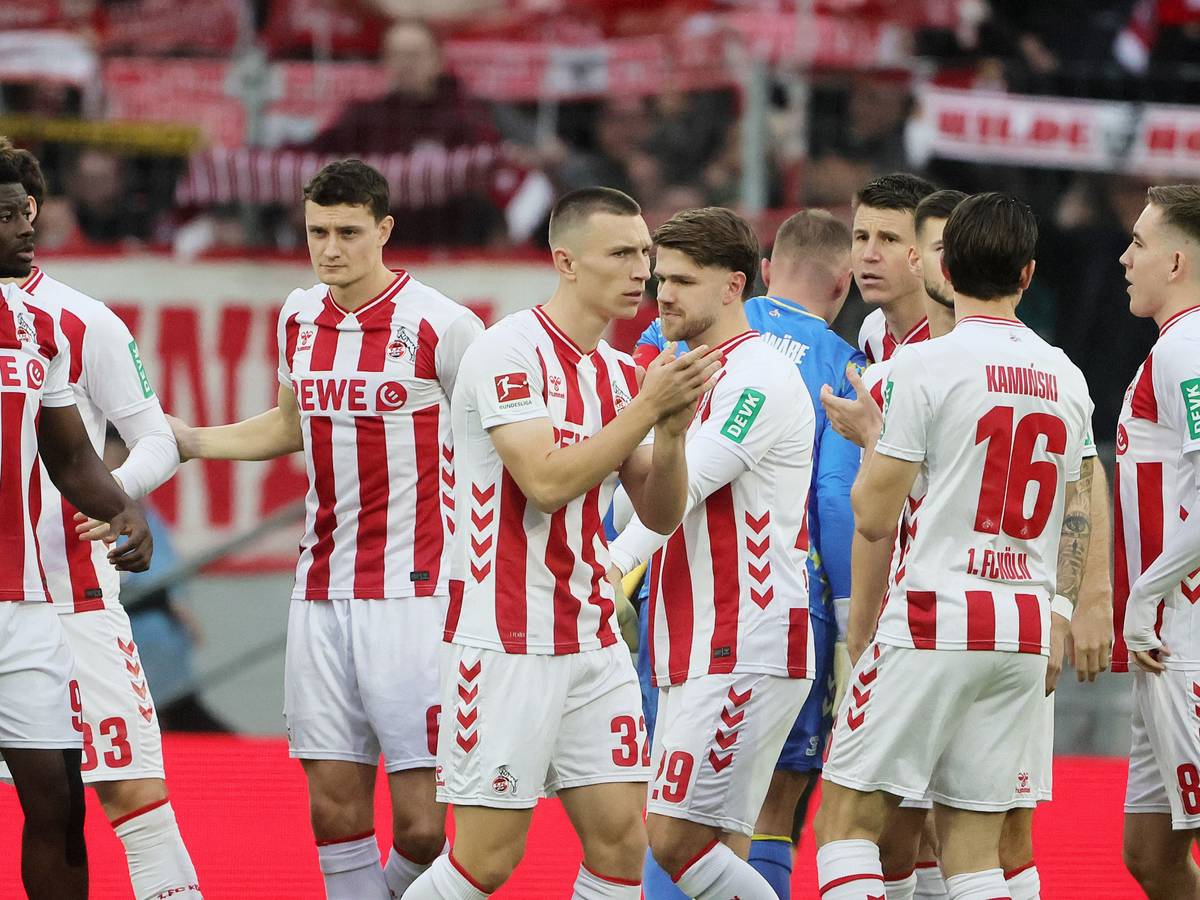 Ragnar Ache, Eric Martel, Kristoffer Lund, Jan Thielmann, Dominique Heintz, Jakub Kaminski und Isak Johannesson vor einem Spiel.