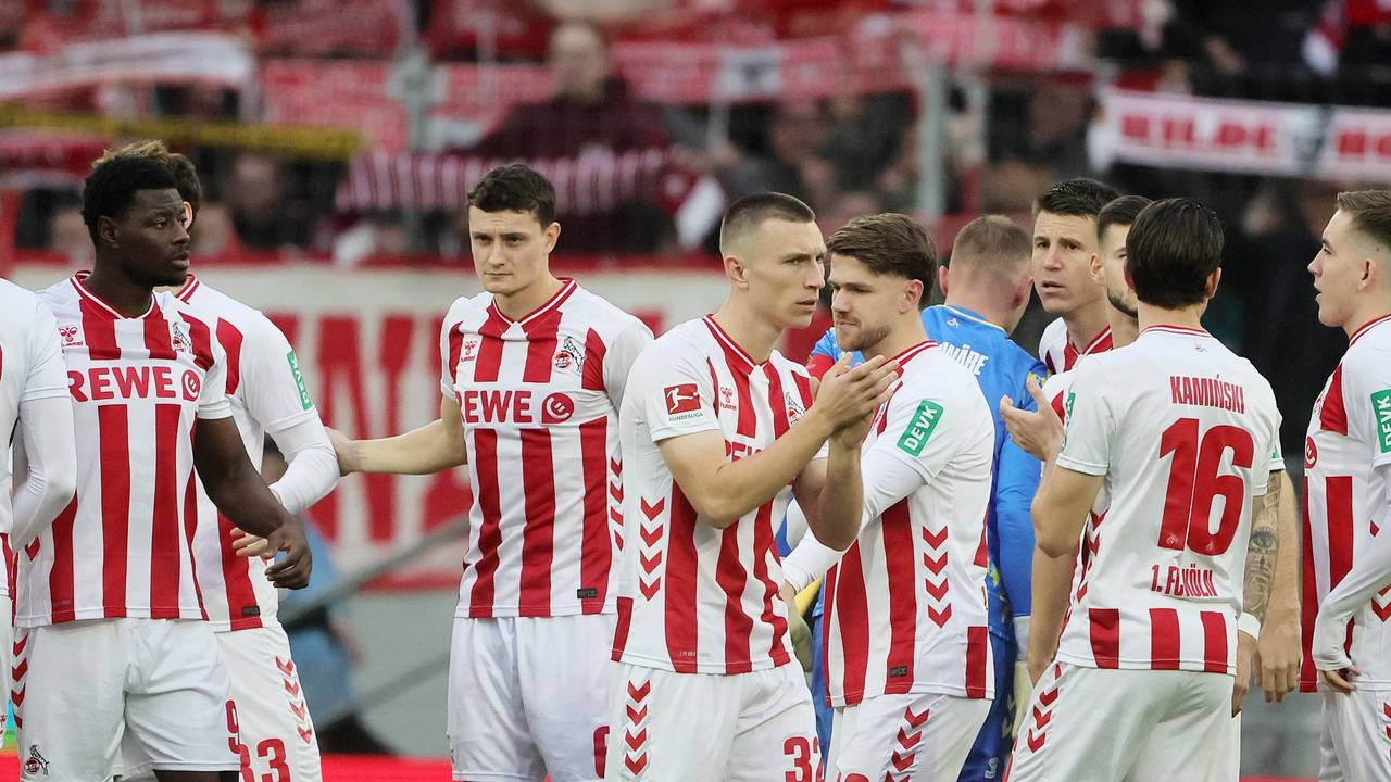 Ragnar Ache, Eric Martel, Kristoffer Lund, Jan Thielmann, Dominique Heintz, Jakub Kaminski und Isak Johannesson vor einem Spiel.