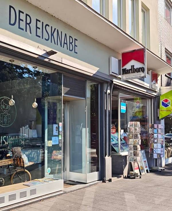 Eine Aufnahme vom Eisladen „Der Eisknabe“ von draußen.