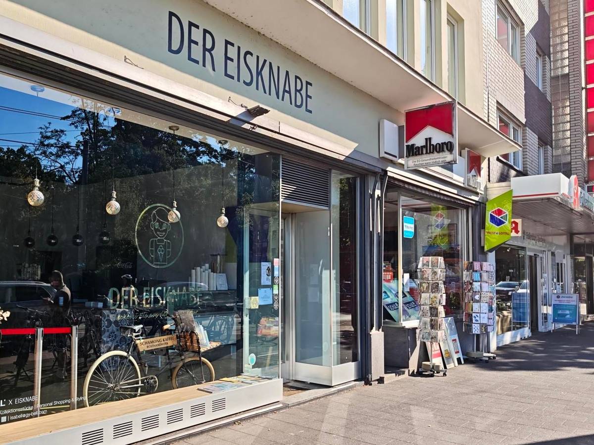 Eine Aufnahme vom Eisladen „Der Eisknabe“ von draußen.