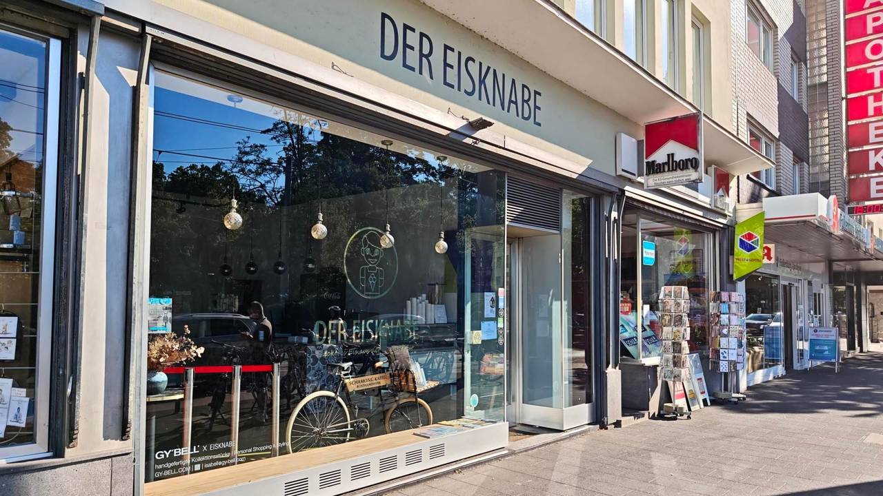 Eine Aufnahme vom Eisladen „Der Eisknabe“ von draußen.