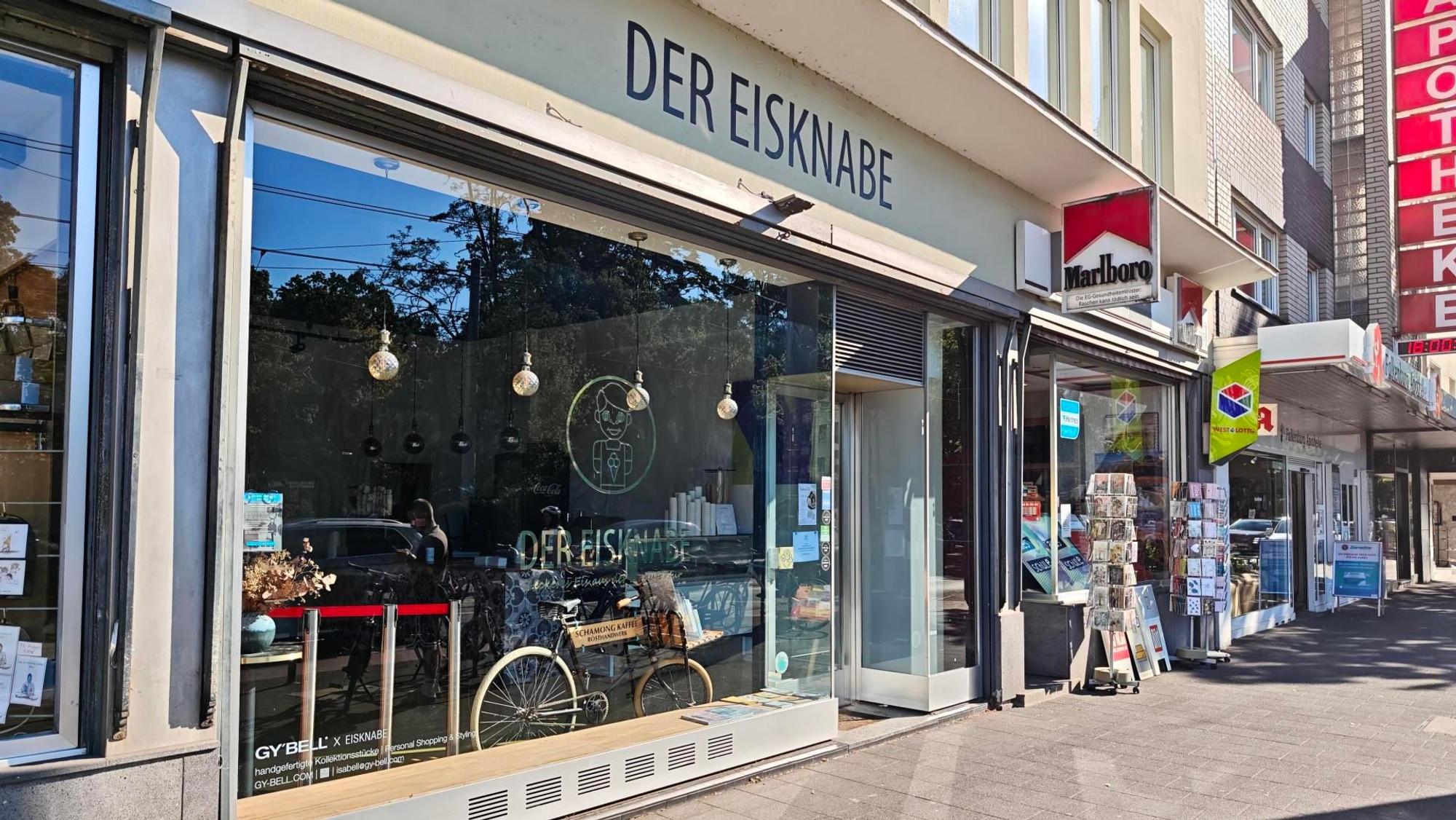 Eine Aufnahme vom Eisladen „Der Eisknabe“ von draußen.