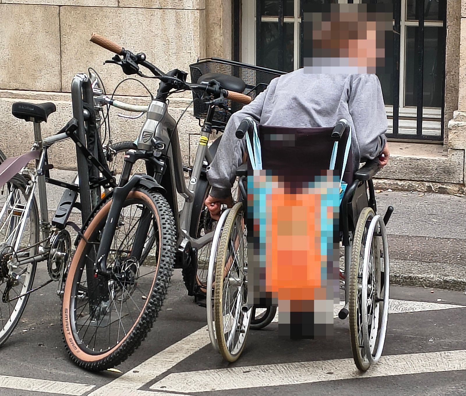 Ein Rollstuhlfahrer will ein E-Bike in der Kölner Innenstadt klauen.