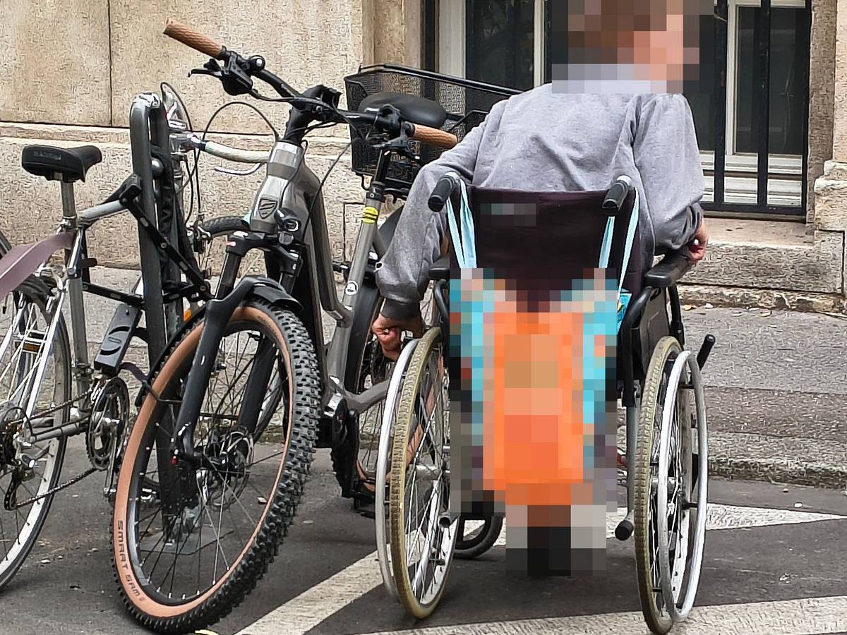 Ein Rollstuhlfahrer will ein E-Bike in der Kölner Innenstadt klauen.