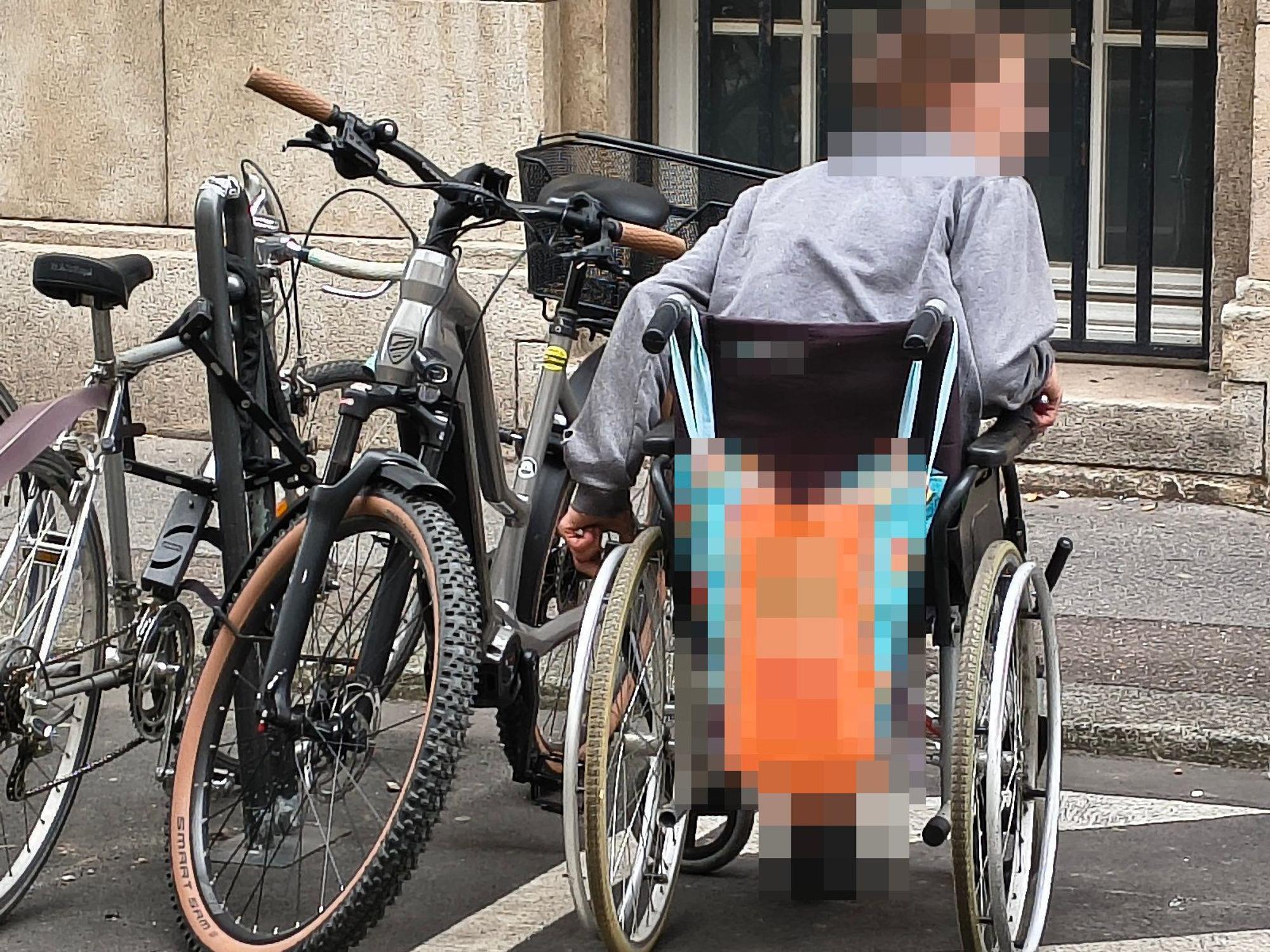 Ein Rollstuhlfahrer will ein E-Bike in der Kölner Innenstadt klauen.