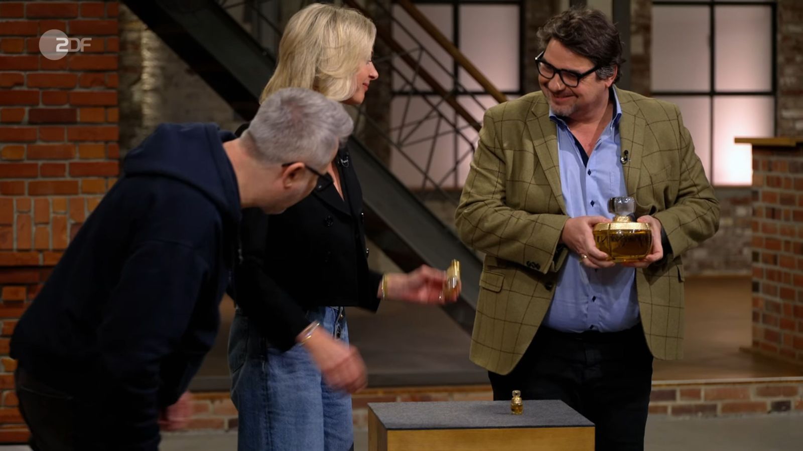 Drei Parfum-Flakons wollten Milena und Michael veräußern. Den Wunschpreis von 150 Euro erhöhte Detlev Kümmel auf 250. „Das große nehme ich“, sagte Daniel Meyer und riss den Flakon an sich. „Das brauchst du auch“, stichelte Walter Lehnertz. Meyer bezahlte 140 Euro. (Bild: ZDF)