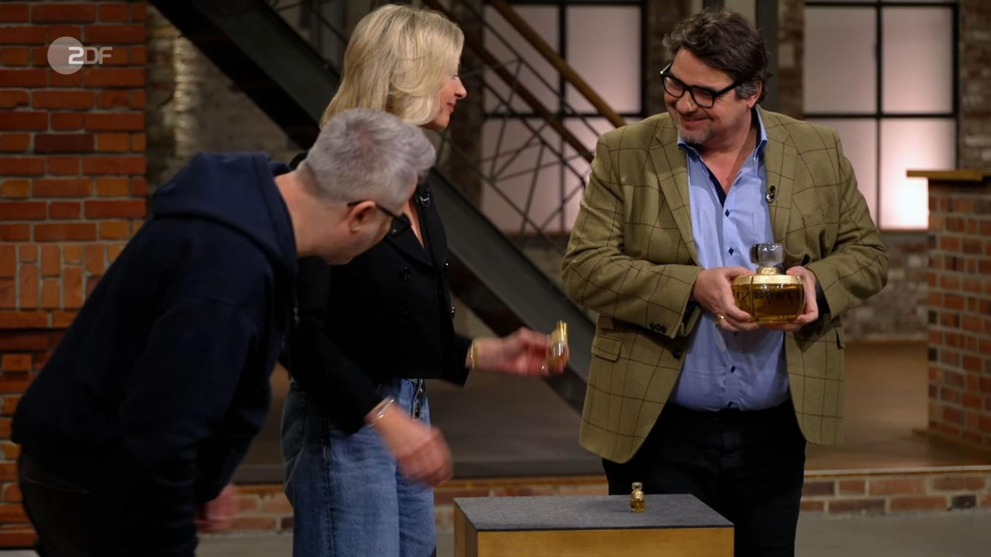 Drei Parfum-Flakons wollten Milena und Michael veräußern. Den Wunschpreis von 150 Euro erhöhte Detlev Kümmel auf 250. „Das große nehme ich“, sagte Daniel Meyer und riss den Flakon an sich. „Das brauchst du auch“, stichelte Walter Lehnertz. Meyer bezahlte 140 Euro. (Bild: ZDF)