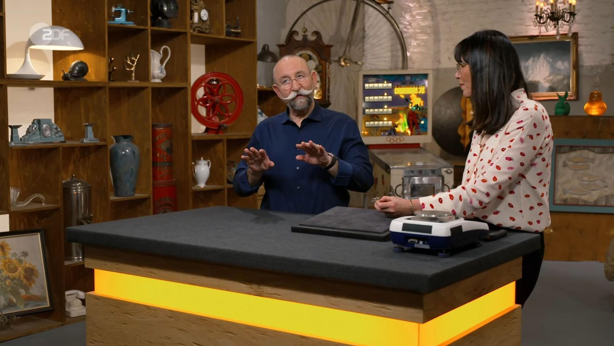 Horst Lichter begeisterte sich für das Verkaufsobjekt in der Dienstagsfolge von „Bares für Rares“: „Das glitzert aber ordentlich! Und es wackelt auch noch, das finde ich ja wieder interessant.“ Ob das Wackeln ein Hinweis auf einen Makel war, wusste die Expertin ... (Bild: ZDF)
