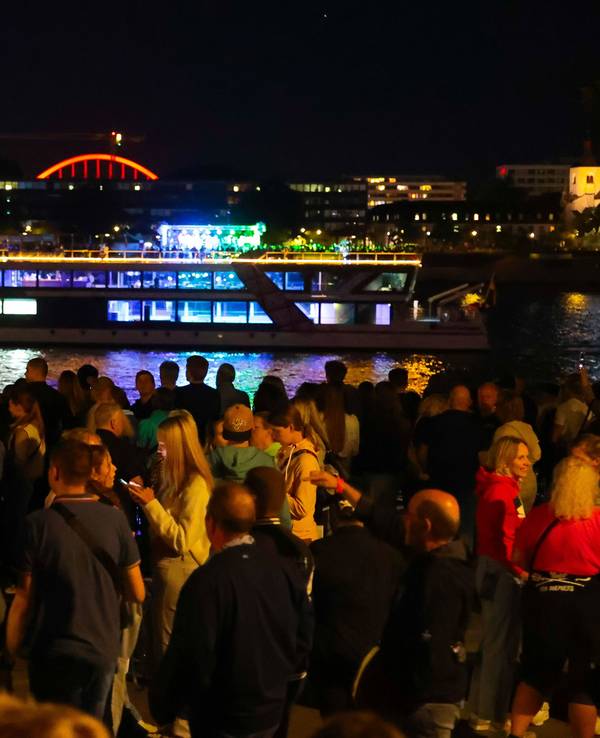 Schiffe kommen bei den Kölner Lichtern in der Altstadt an.
