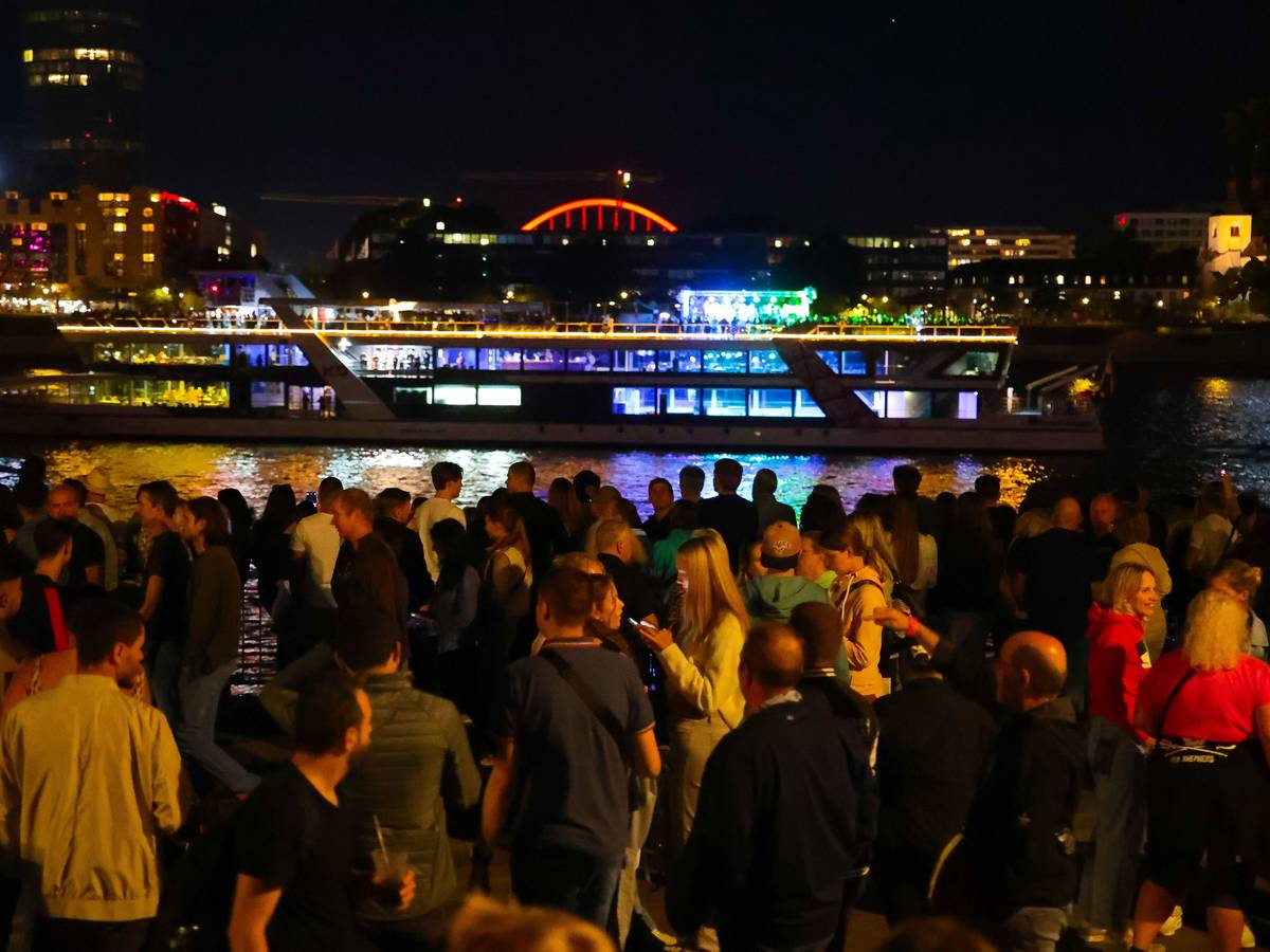 Schiffe kommen bei den Kölner Lichtern in der Altstadt an.